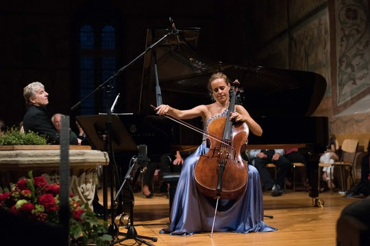 Sol Gabetta beim Gstaad Menuhin Festival in der Kirche Saanen Sol Gabetta beim Gstaad Menuhin Festival in der Kirche Saanen