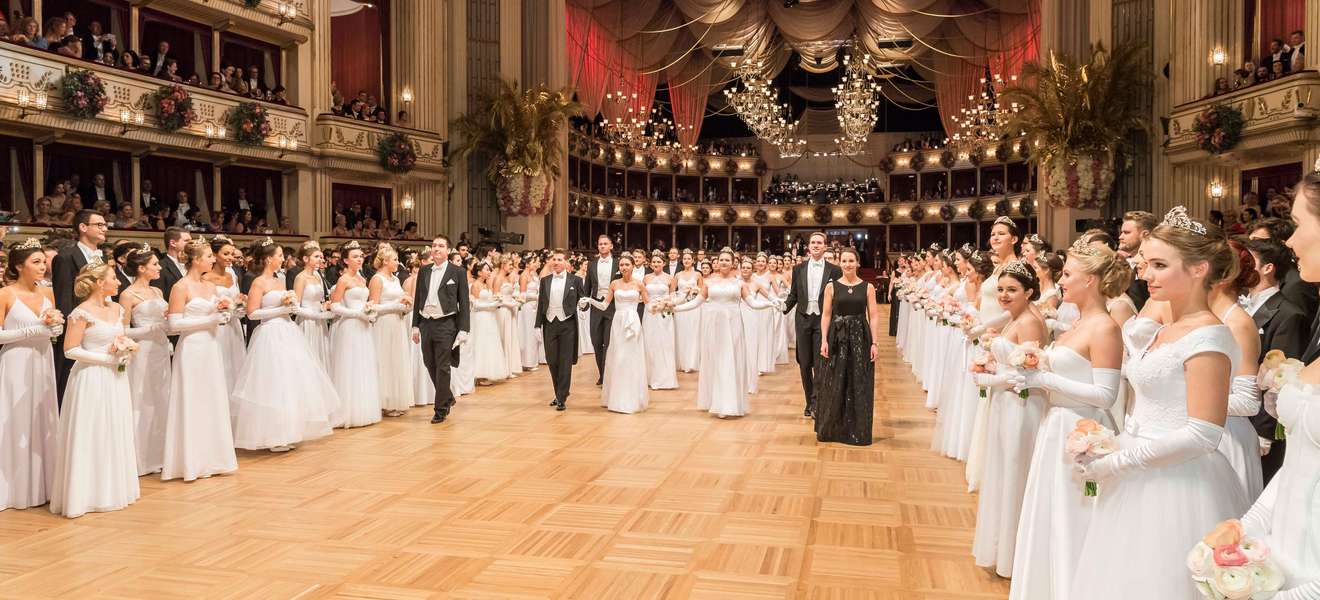 Debütantinnen und Debütanten Einzug beim Wiener Opernball