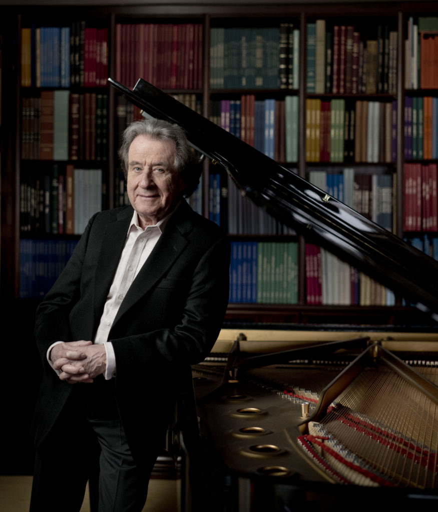 Rudolf Buchbinder vor seinem Steinway-Flügel Rudolf Buchbinder vor seinem Steinway-Flügel