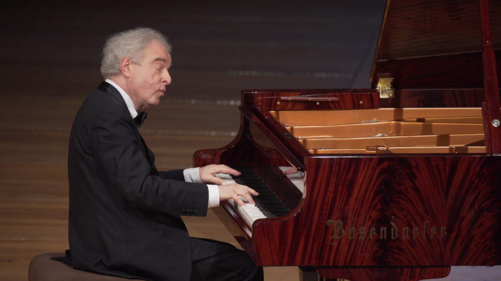 Sir András Schiff in der Kirche Saanen Sir András Schiff in der Kirche Saanen