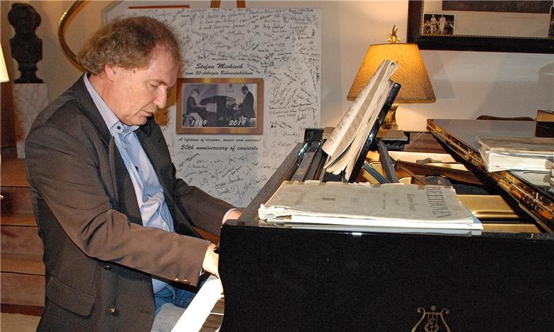 Stefan Mickisch am Klavier in seiner Villa in Schwandorf