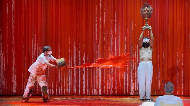 Schüttaktion von Hermann Nitsch während der Premiere von Die Walküre in Bayreuth