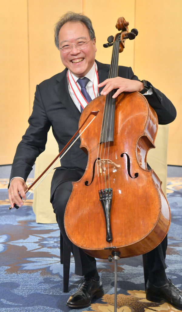 Yo-Yo Ma spielt bei der Verleihung Bachs Cello-Suite No. 1 für unbegleitetes Cello / Prélude