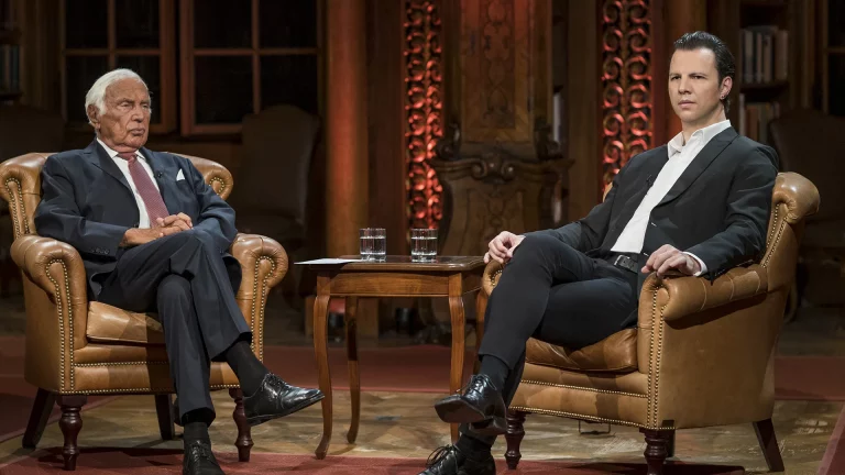 Ioan Holender interviewt Teodor Currentzis auf Schloss Leopoldskron in Salzburg