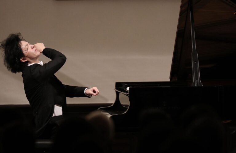 Yundi Li spielt Mozarts Sonatas Projekt 1 in das mehr als 500 Jahre alte Historische Kaufhaus auf dem zentralen Platz der sddeutschen Stadt Freiburg