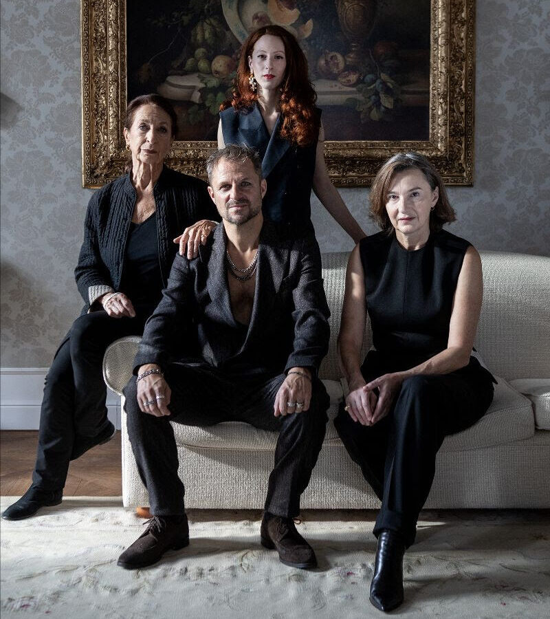 "Jedermann" Philipp Hochmair und drei Damen