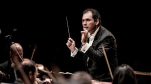 Tugan Sokhiev dirigiert die Wiener Philharmoniker