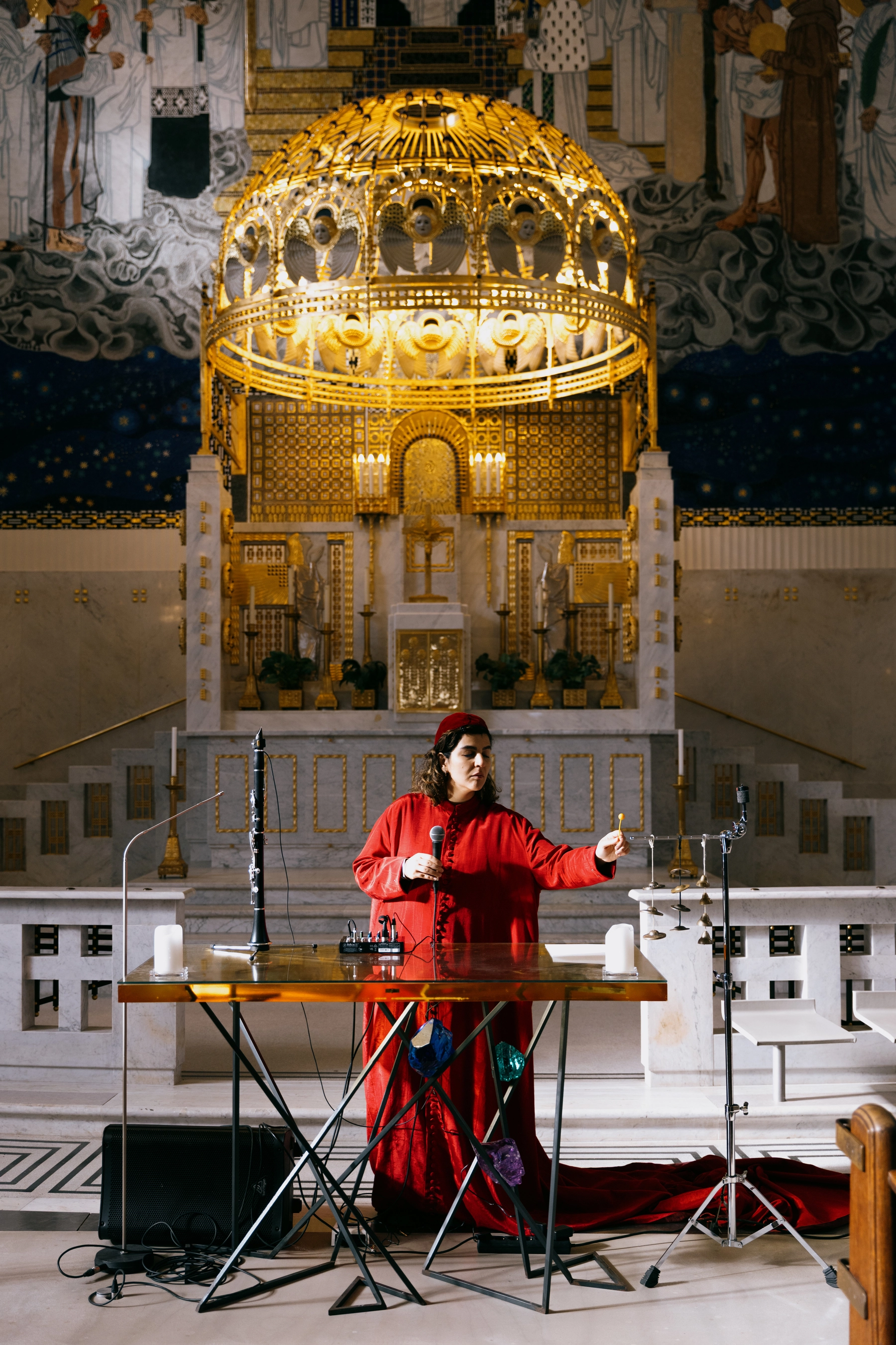 Die Iranische Künstlerin Mona Matbou Riahi in der Otto Wagner Kirche bei Ganymed Areal