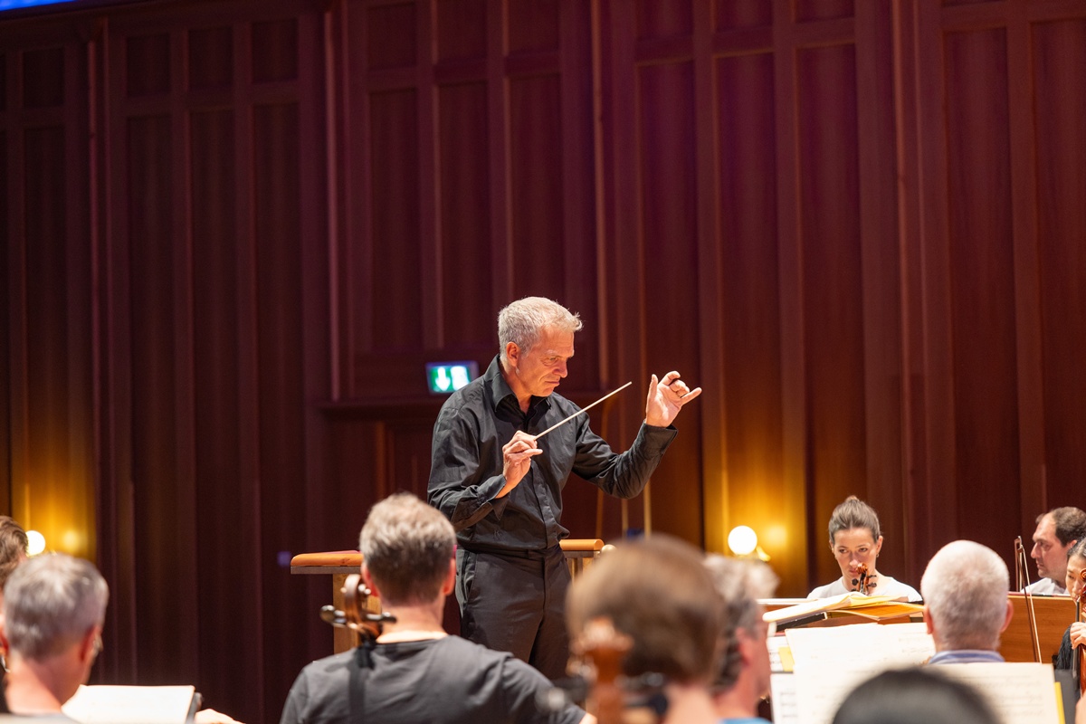 DIrk Kaftan dirigiert Mahlers Erste bei den Gustav Mahler Musikwochen 2026 im Kulturzentrum Toblach